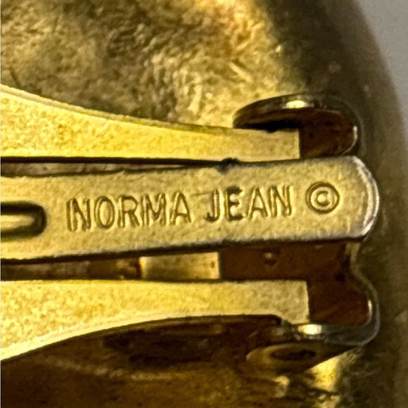 🛍️ 3 for $25 🛍️ Vintage Norma Jean Brushed Gold Tone Clip Earrings 1-7/16” - Picture 5 of 7